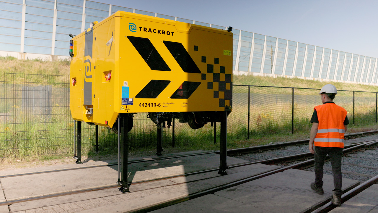 Trackbot transport